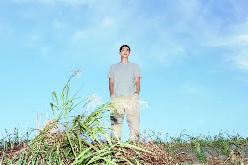 「Between You and Me」展览:RM 展现策展人面貌