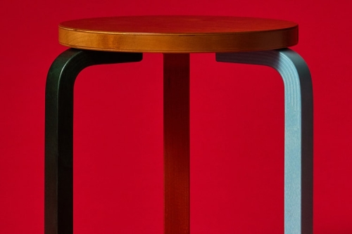 Paul Smith 再度操刀 Artek 经典 Stool 60，限量新配色登场