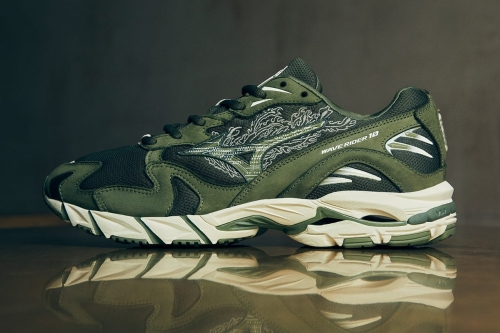 Maharishi 携手 Mizuno 推出全新 ‘97 Wave Rider 10 联名鞋款