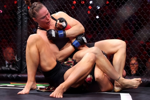17 秒复古完结技!Ronda Rousey 重返 MMA 火速降服 Gina Carano