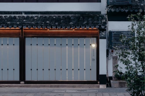 Baihua Bookstore 重获新生：苏州 65 平方米小书房化身昆曲微剧场