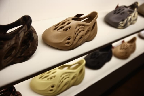 adidas 宣布清空所有 YEEZY 库存