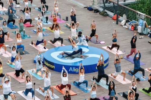 lululemon 于上海西岸举办千人瑜伽活动，庆祝 Align™ 十周年
