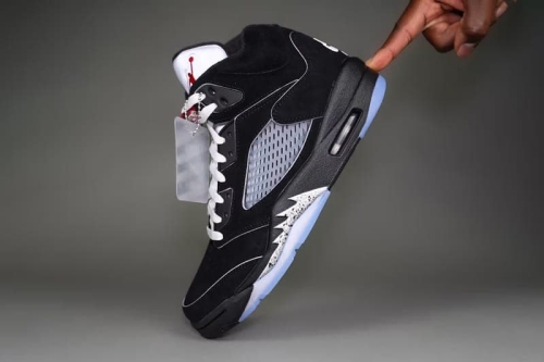 近赏 Air Jordan 5 最新复刻配色「Black Metallic Reimagined」鞋款