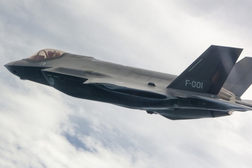 美国空军 F-35 战机飞行员与洛克希德工程师进行 50 分钟电话会议后依然坠毁