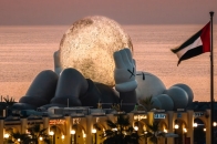 《KAWS:HOLIDAY》最新巨型拥月「COMPANION」正式登场