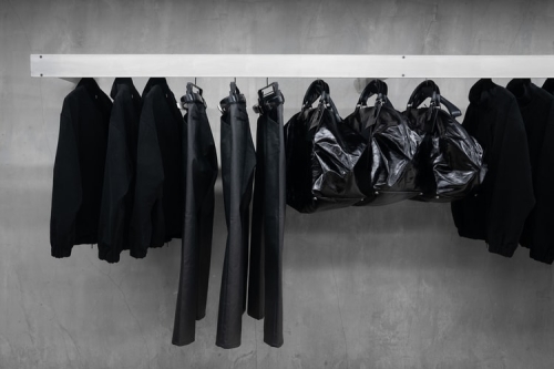 Omar Afridi 携手 Vuja Dé 推出全黑联乘系列「NOIR」