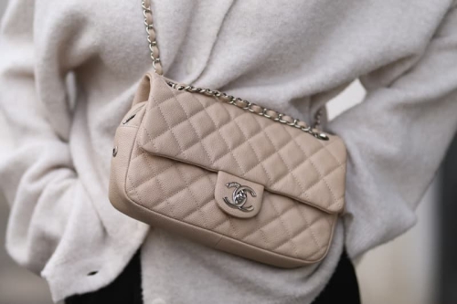 自 2020 年以来，Chanel 首次出现销售额下滑