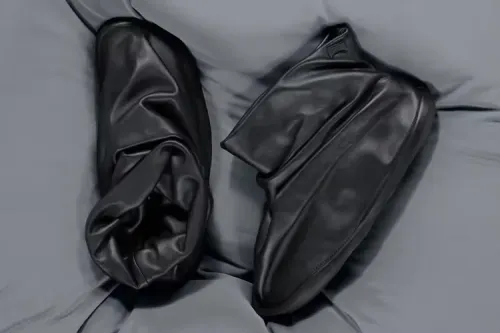 Camper 携手 ISSEY MIYAKE 推出首款联乘鞋款