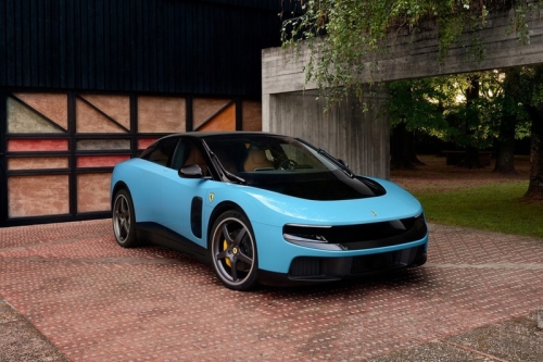 Apple 传奇设计师 Jony Ive 操刀,Ferrari 首款纯电跑车亮相