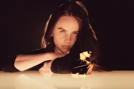 Billie Eilish 带来全新「Eilish Intense」香水