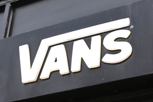 Vans 及 The North Face 母公司 VF Corporation 股价暴跌