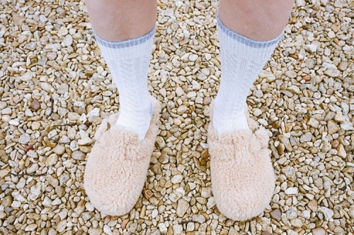 SUICOKE 携手伦敦街头品牌 Gimme Five 推出最新联名凉鞋