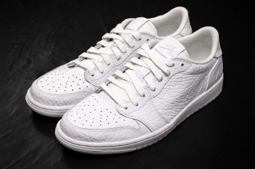 近赏 KAWS × Air Jordan 1 Low 未发售版本联名鞋款