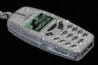 深入解析 Alex Moss NY 为 Drake 打造钻石 Nokia 手机与「SSS」吊饰