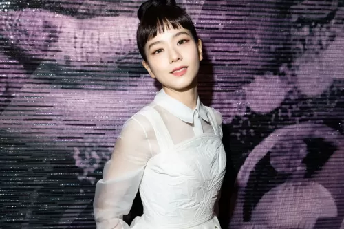 BLACKPINK 成员 Jisoo 首张个人专辑预告海报、发行日期率先公开
