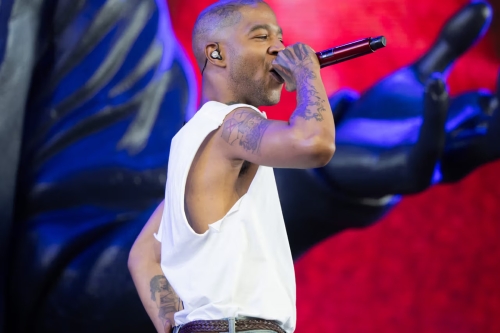 Kid Cudi 因跳下 Coachella 舞台而摔断足腿