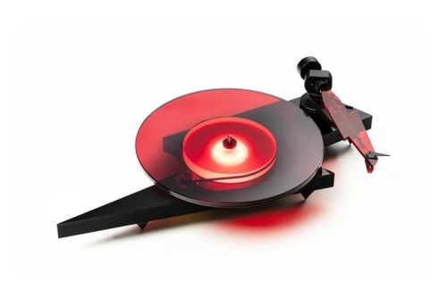 致敬传奇乐团 AC/DC！Pro-Ject 推出「闪电」黑胶唱机