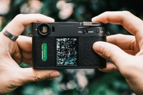 富士 FUJIFILM 推出全新「X half」轻巧型数码相机 FUJIFILM X-HF1