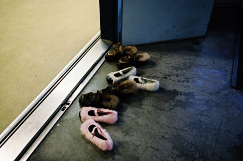 UGG 携手 AMBUSH 推出 2025 春夏联名系列