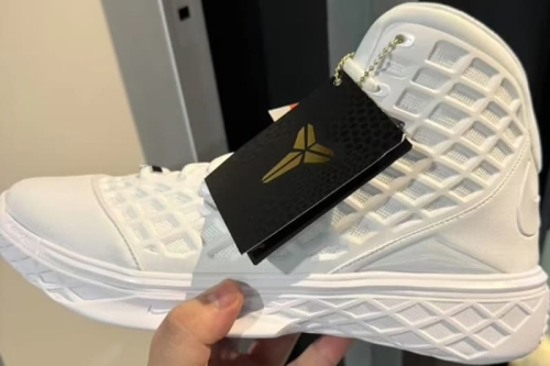 率先近赏 Nike Kobe 3 Protro 全新配色「Halo」鞋款