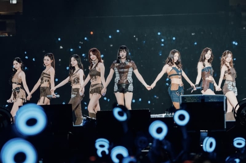 出道十年火力不减，TWICE 气势全开无缝冲刺