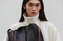 IM MEN 为 2026 秋季打造雕塑感「LEATHER PLEATS」肩背袋