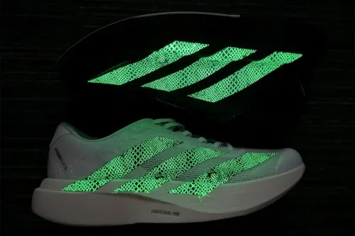 atmos 为 adidas Adizero Evo SL 鞋款注入夜光涂层