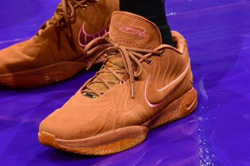 率先预览 UNKNWN × Nike LeBron 21 最新亲友限定联名配色鞋款