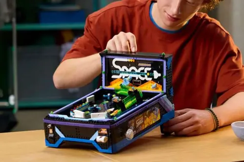 LEGO「Arcade Pinball Machine」2,274 粒砌出可玩复古桌上弹珠机