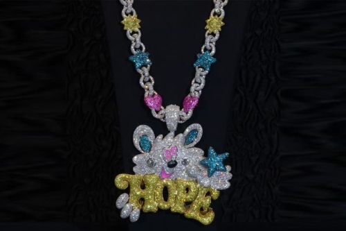 BTS 成员 J-Hope 佩戴 Alex Moss NY 满钻项链登上「Hope on Stage Tour」演唱会