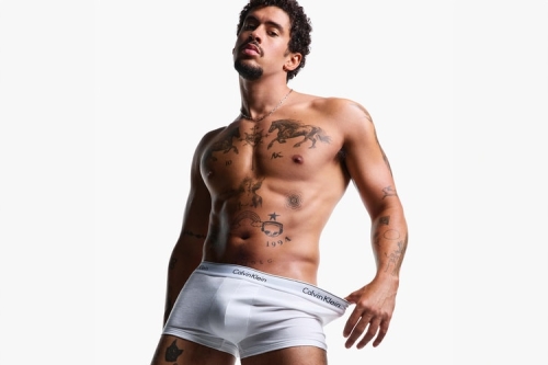 Bad Bunny 出镜演绎 Calvin Klein 2025 全新春季形象广告