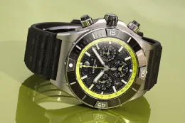 Breitling 为 Aston Martin Valhalla 车主推出专属度身订制 Super Chronomat
