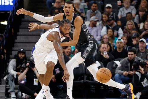 Gregg Popovich 拿麦克风制止 San Antonio Spurs 球迷嘘声伺候 Kawhi Leonard