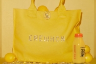 Swarovski 130 周年联乘 Erewhon：招牌托特袋与果汁限量登场