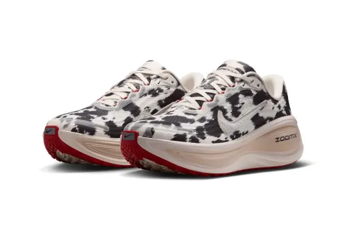 Nike 为 Vomero Plus 鞋款注入牛纹设计与 Sail 马毛质感 Swoosh
