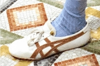 史上首次联名球鞋品牌，VERSACE 宣布携手 Onitsuka Tiger 合作打造鞋款
