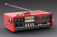 LEGO 粉丝以 1,400 块积木打造内藏电路板的 1980 年代经典床头收音机复制品