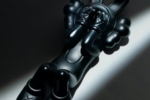 KAWS 携手 AllRightsReserved 打造全新青铜雕塑「CALM NIGHT」