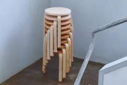 Hender Scheme 为 Artek Stool 60 手工打造皮革「鞋履」