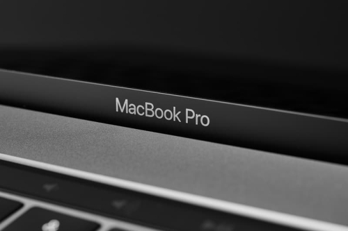 Apple 传正开发 2026 年推出配备「动态介面」触控萤幕的 MacBook Pro