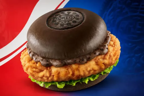 KFC 将 Oreo 曲奇化身汉堡面包,推出甜咸炸鸡汉堡