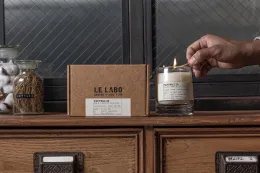Le Labo 推出全新经典香氛蜡烛「纸莎草 20」
