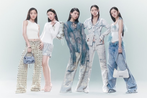 全新韩国女团 ILLIT 出镜演绎 Acne Studios 2024 春夏系列形象大片