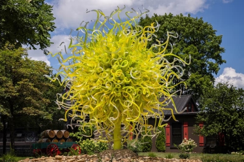 「Maker’s Mark」酒厂化身玻璃艺廊　Chihuly 巨作点亮 Star Hill Farm