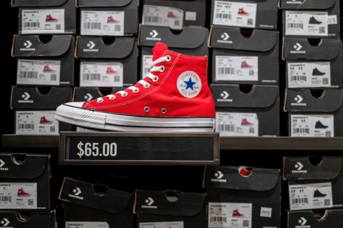 Nike 或考虑出售 CONVERSE