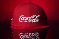 Coca-Cola 携手 New Era 与 Kosuke Kawamura 推出联名帽饰及服装系列