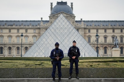 终极神偷：Romain Gavras 执导 1 亿美元 Louvre 大劫案电影