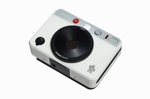 Moncler 携手 Leica 打造限量 100 台联名拍立得相机
