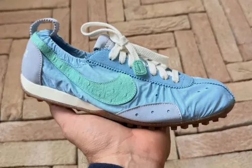 Jacquemus 携手 Nike 推出全新 Moon Shoe「Emerald Rise」鞋款